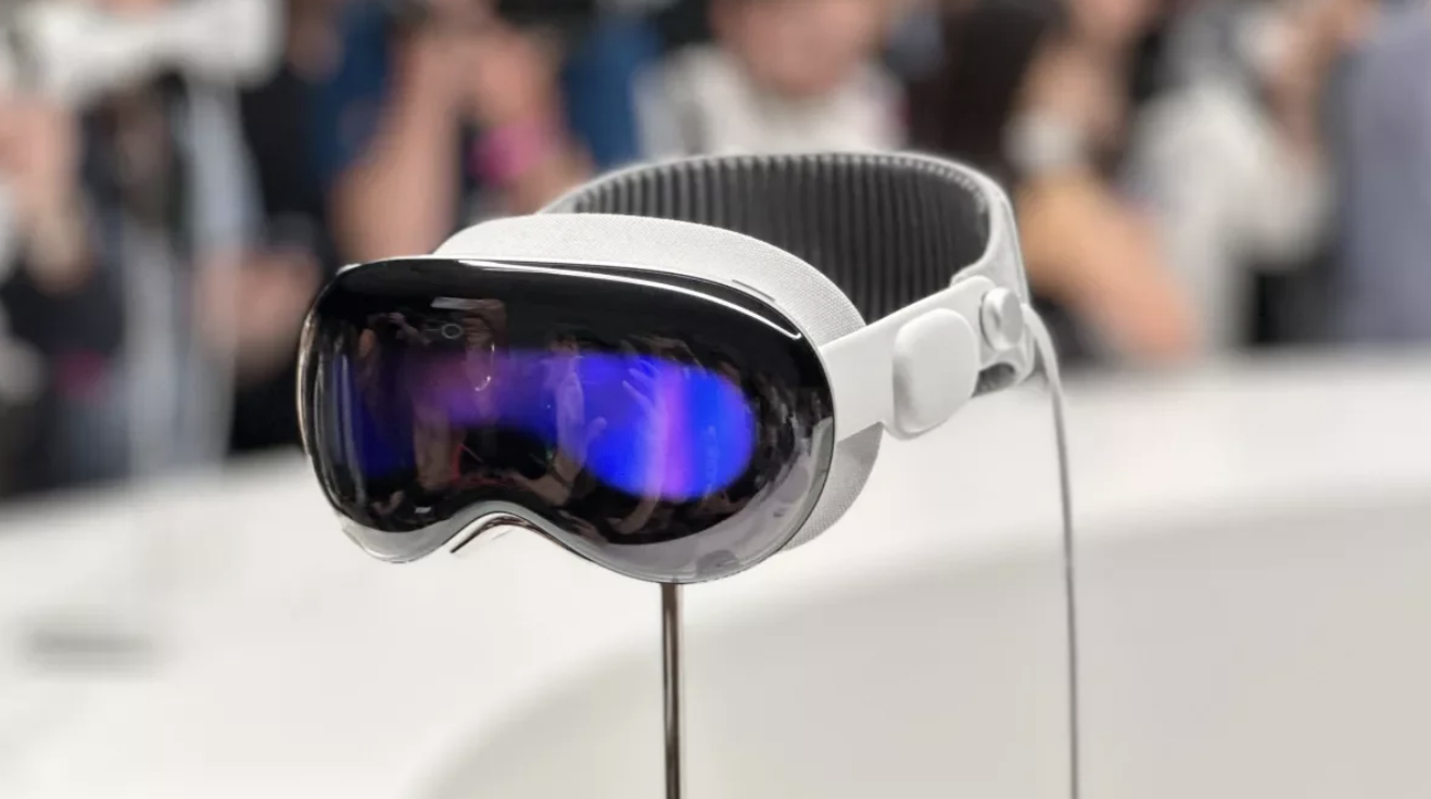 How the Apple Vision Pro Headset Is Transforming the Future of Work and Entertainment